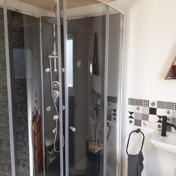 Le Cabanon - douche - les Écogîtes de la Sablière